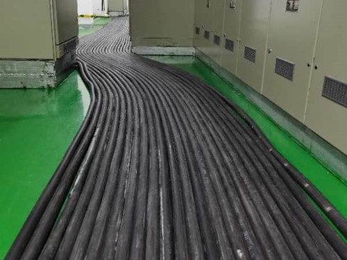 修文如何根据理论计算公式计算温度对特定电压测量结果的影响？